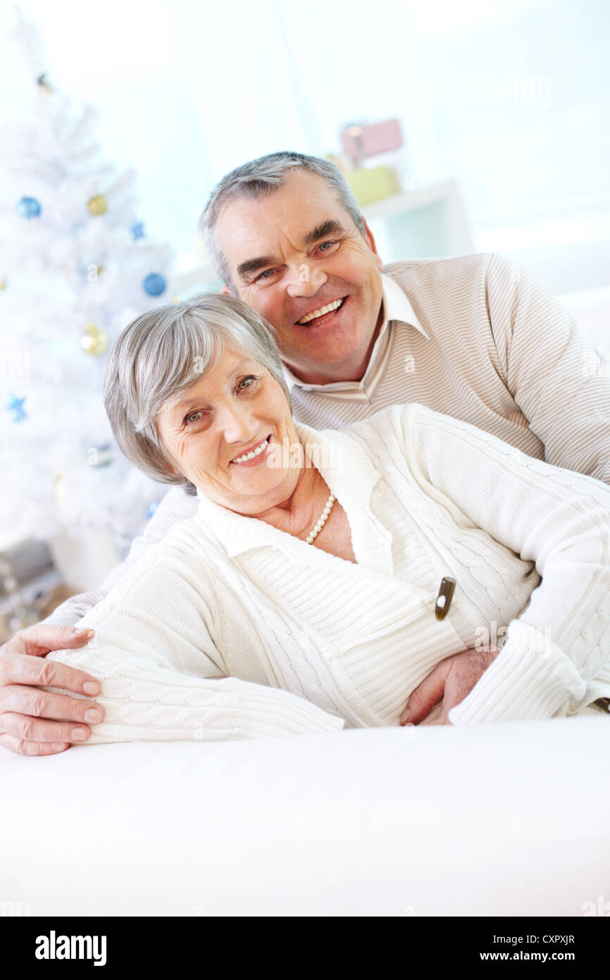 Portrait of a happy senior couple looking at camera and smiling Banque D'Images