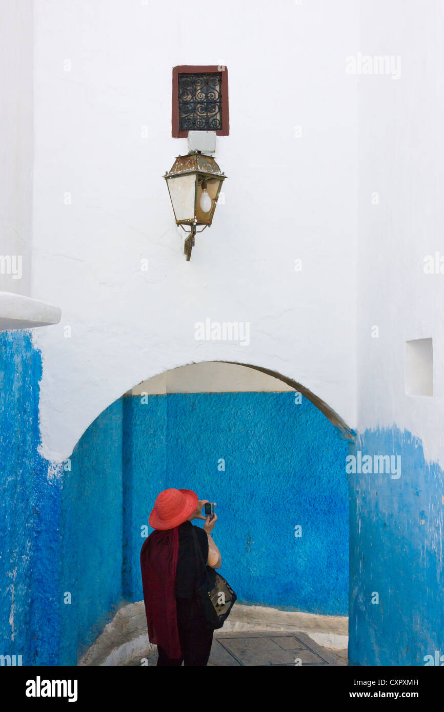 Tourist photographing maison traditionnelle dans la médina de Rabat, Maroc Banque D'Images