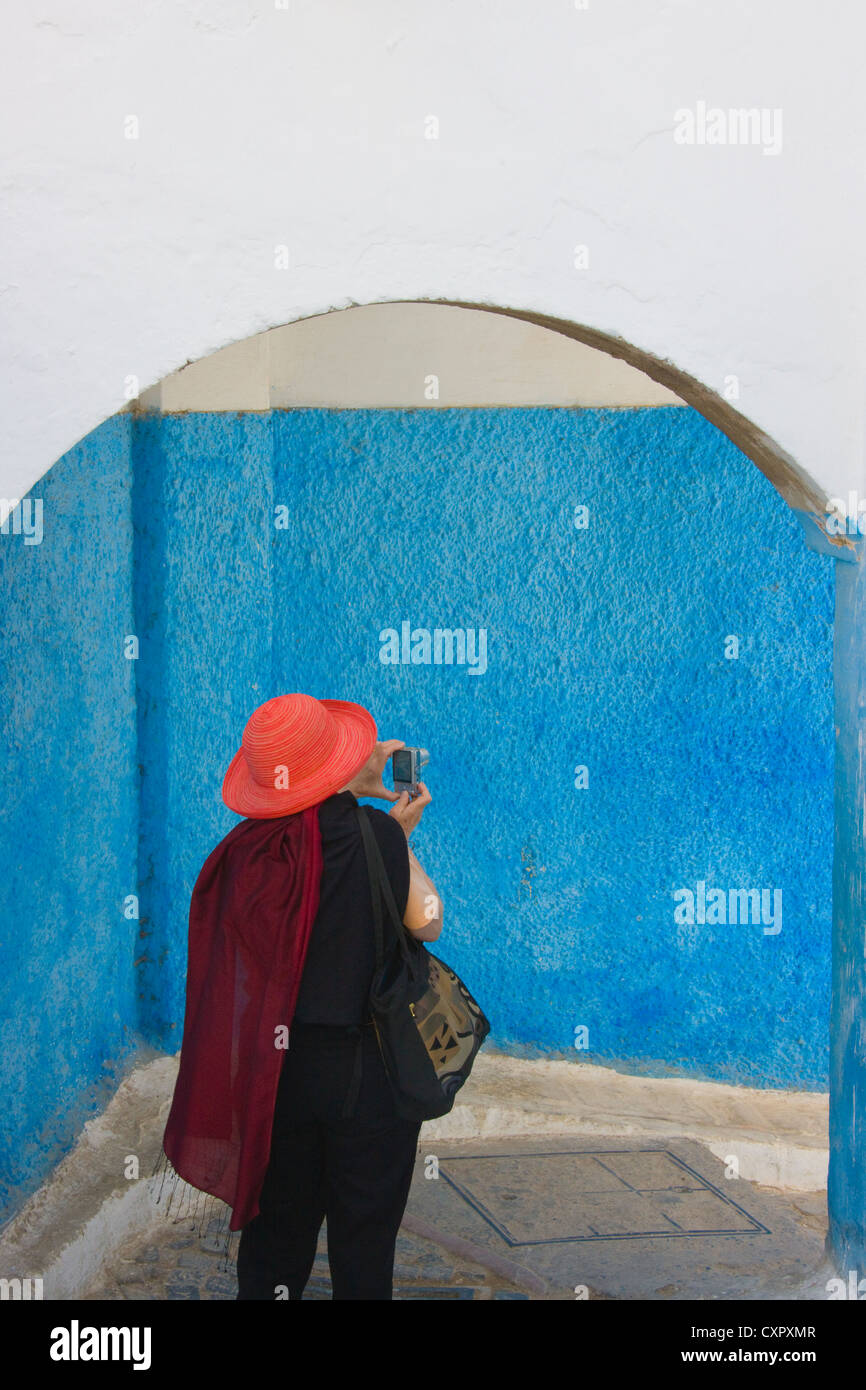 Tourist photographing maison traditionnelle dans la médina de Rabat, Maroc Banque D'Images