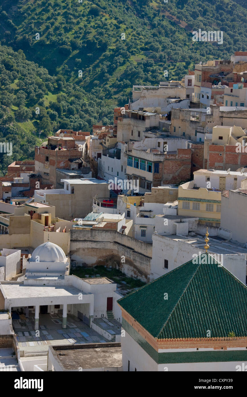 Moulay Idriss dominé par zaouïa (école religieuse), Maroc Banque D'Images