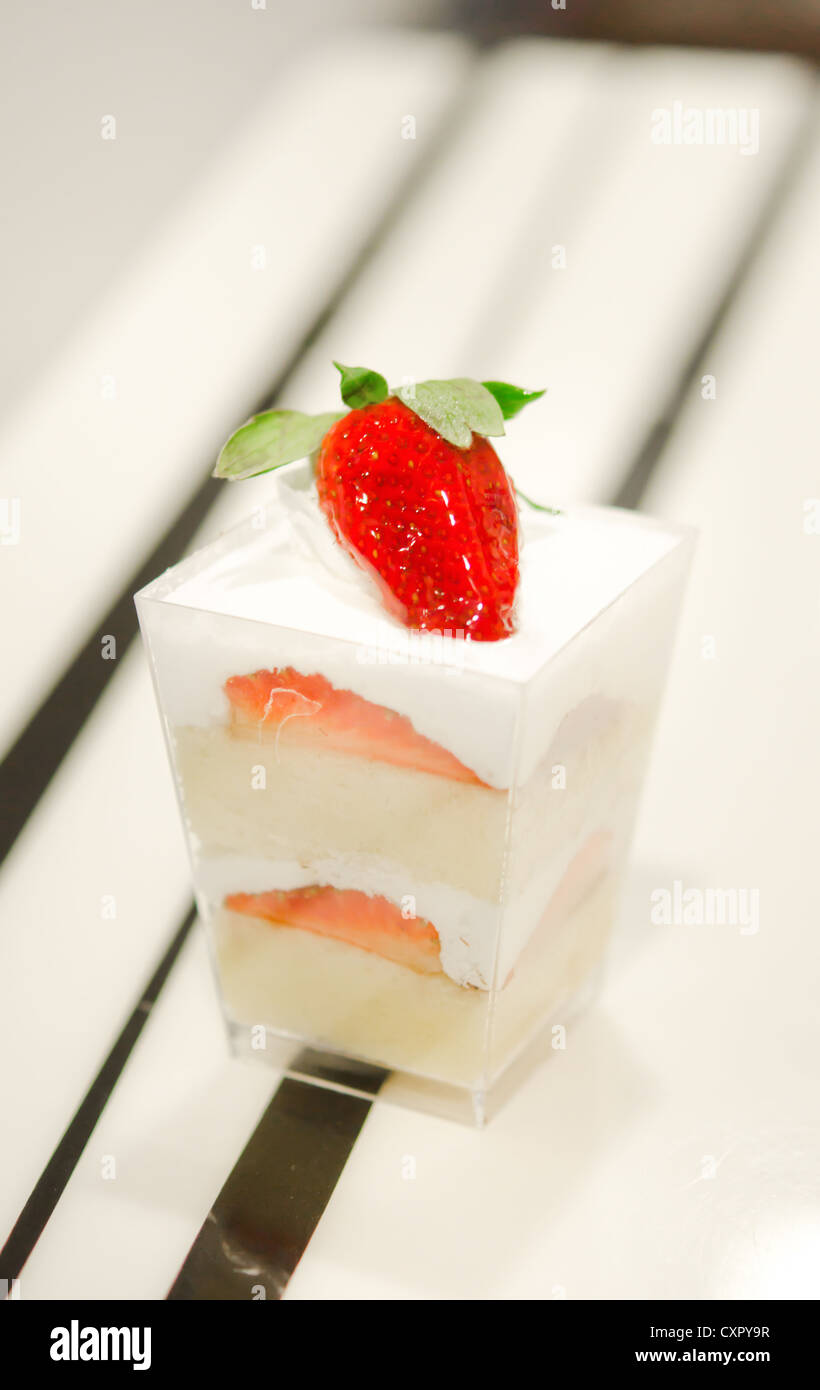 Gâteau au fromage aux fraises, décoré avec des fraises fraîches, servi dans un bol avec un petit Banque D'Images