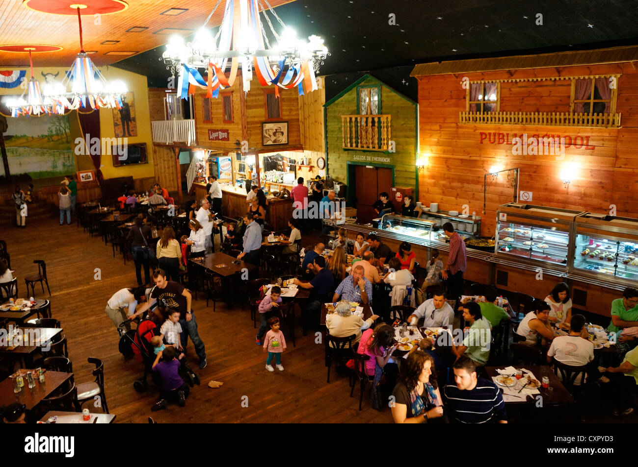 À l'intérieur d'un wild west saloon club. Attraction touristique climatique divertissement vieux wild west à la Reserva Sevilla Banque D'Images