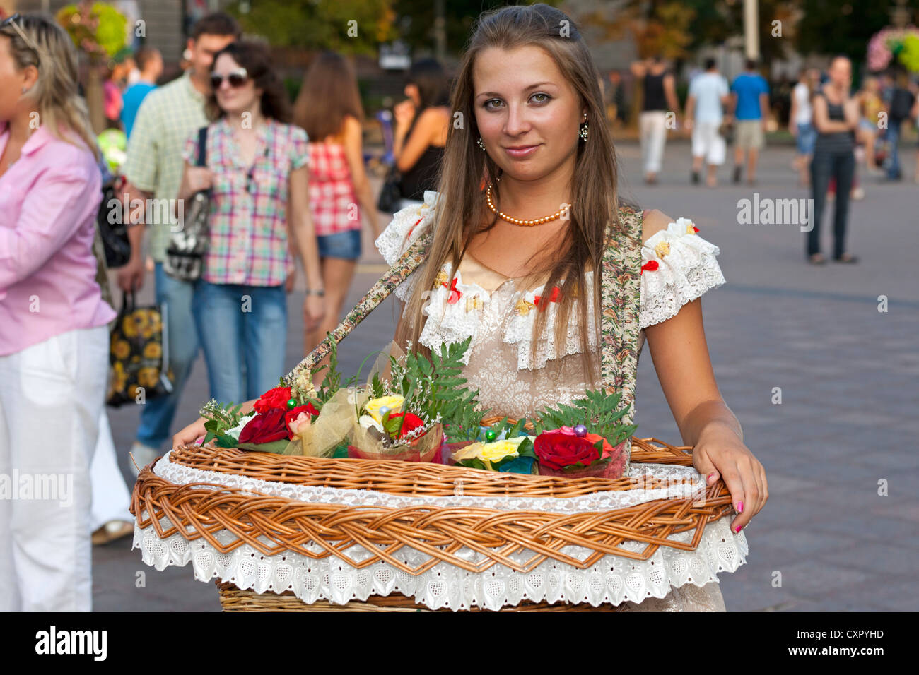 Marchande de fleurs en costume traditionnel, L'viv, Ukraine Banque D'Images