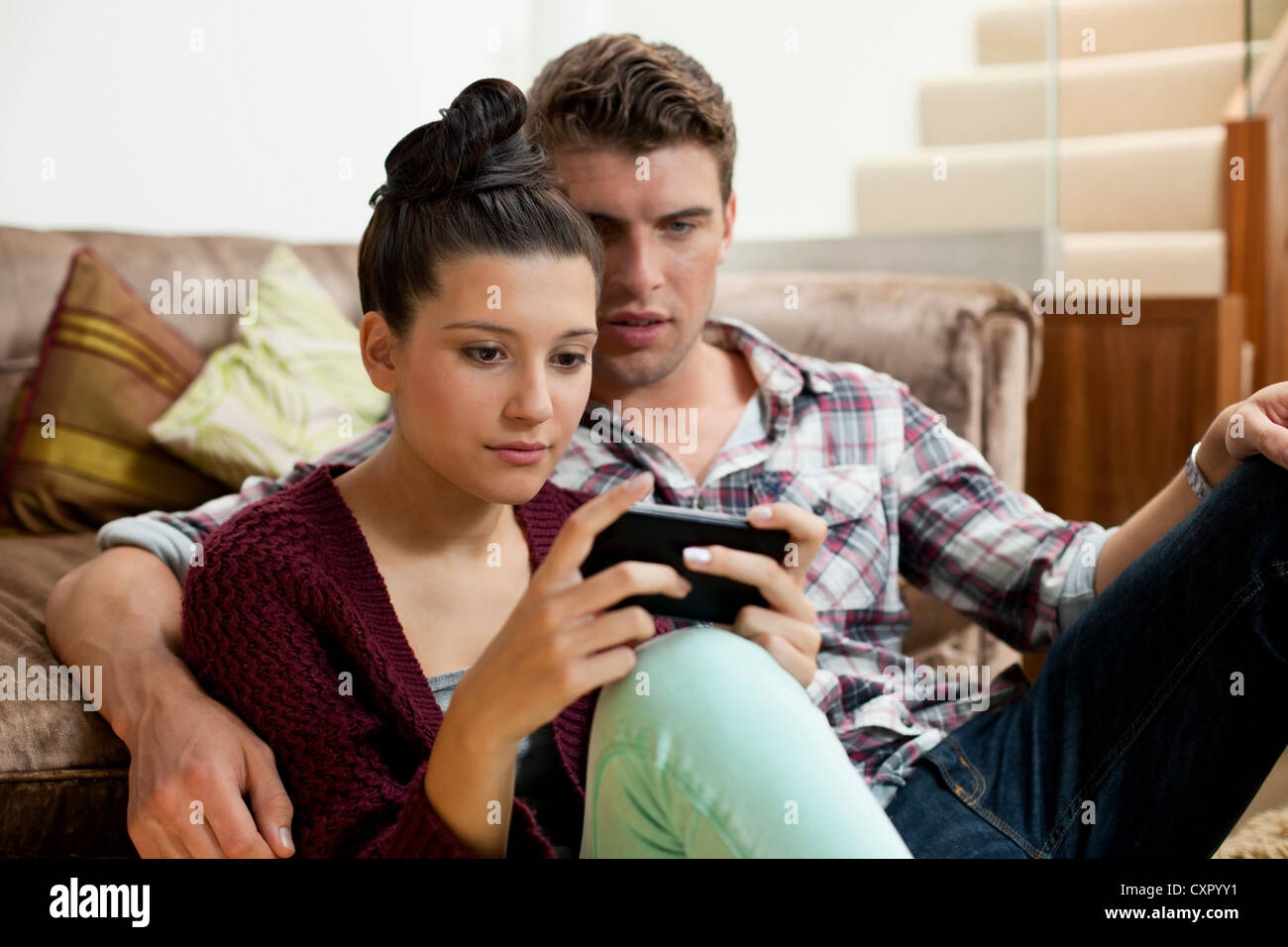 Jeune couple avec smartphone Banque D'Images