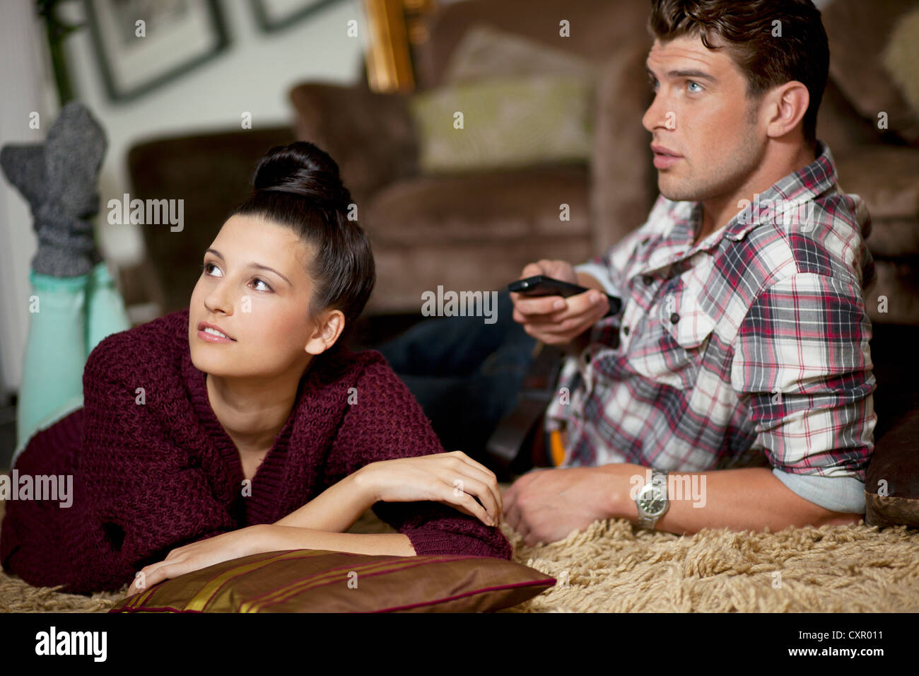 Jeune couple regardant la télévision Banque D'Images