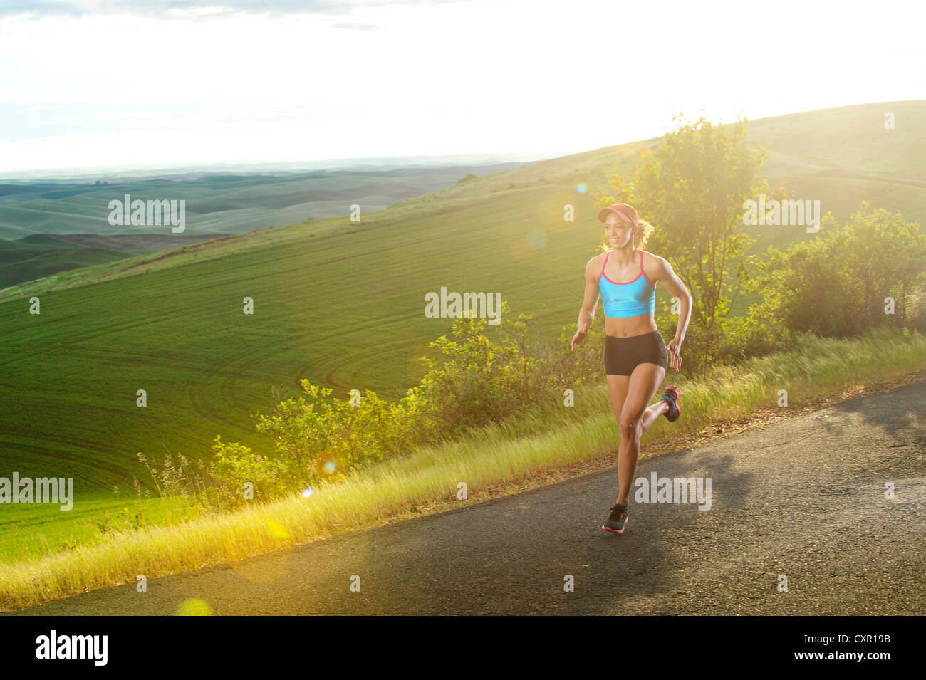 Jeune femme tournant en mode paysage de collines Palouse, Washington, USA Banque D'Images
