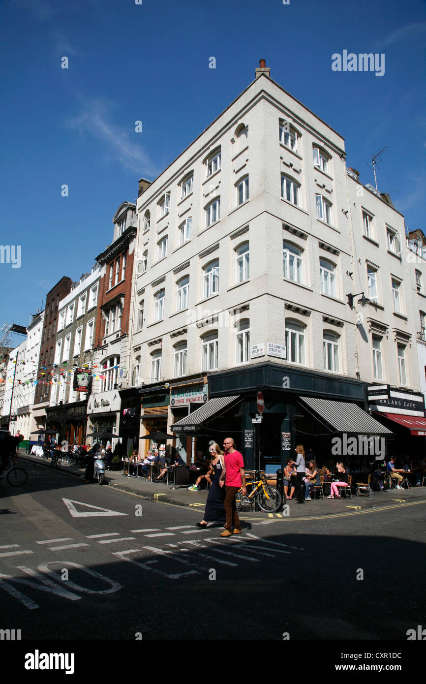 Des cafés et des cafés au coin de Old Compton Street et Frith Street, Soho, London, UK Banque D'Images