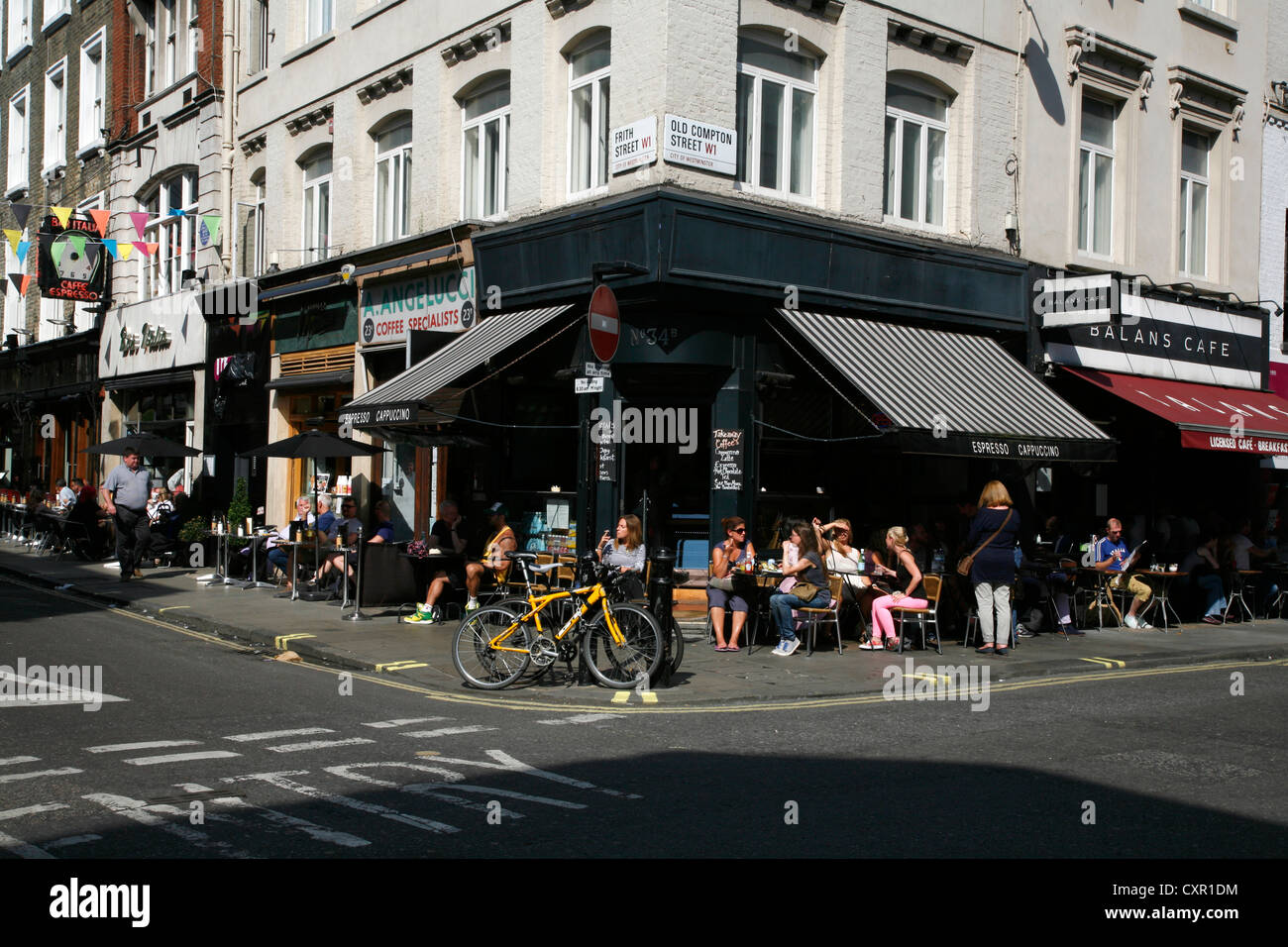 Des cafés et des cafés au coin de Old Compton Street et Frith Street, Soho, London, UK Banque D'Images