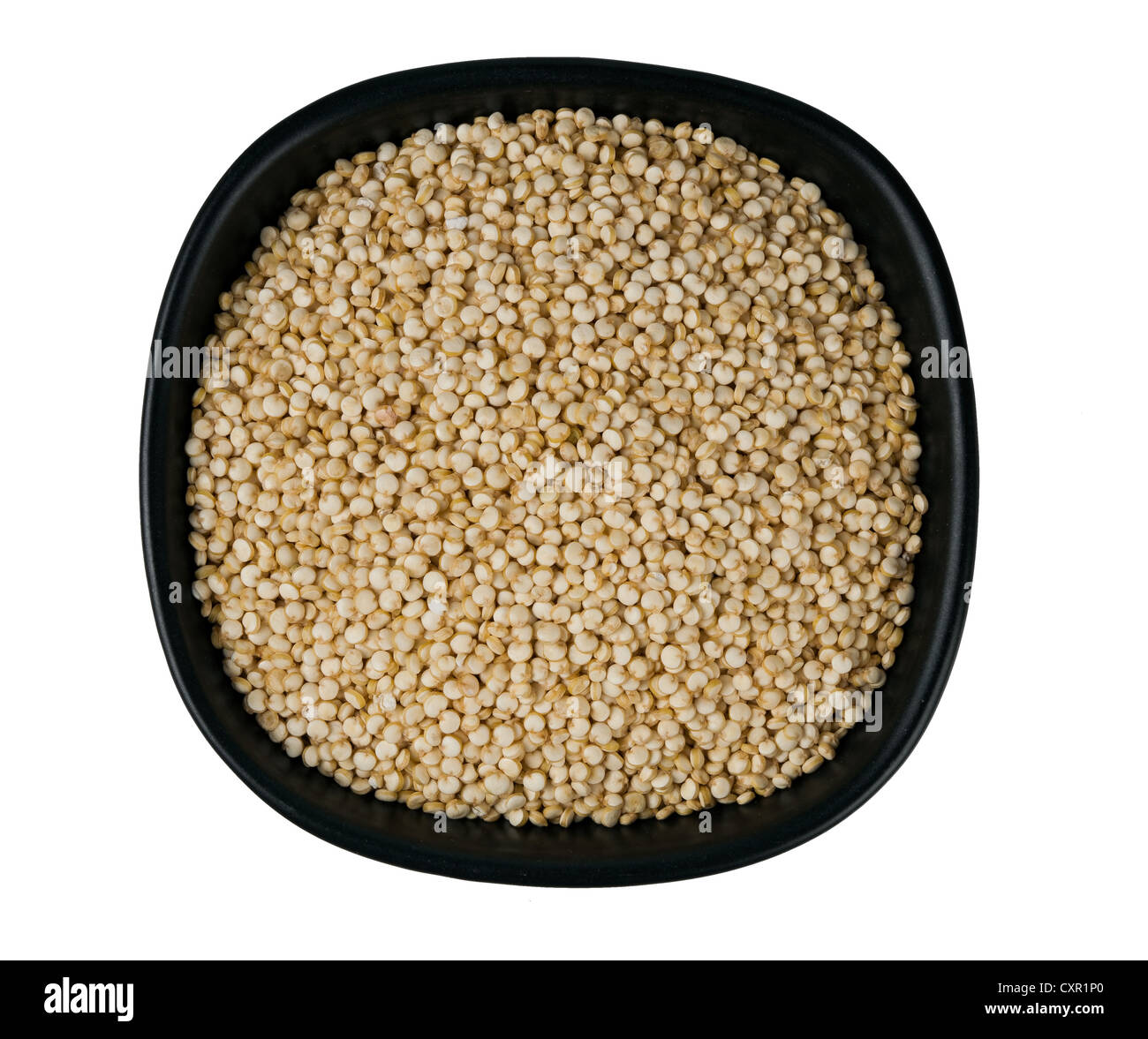 Les graines de quinoa dans un bol, isolé sur fond blanc Banque D'Images