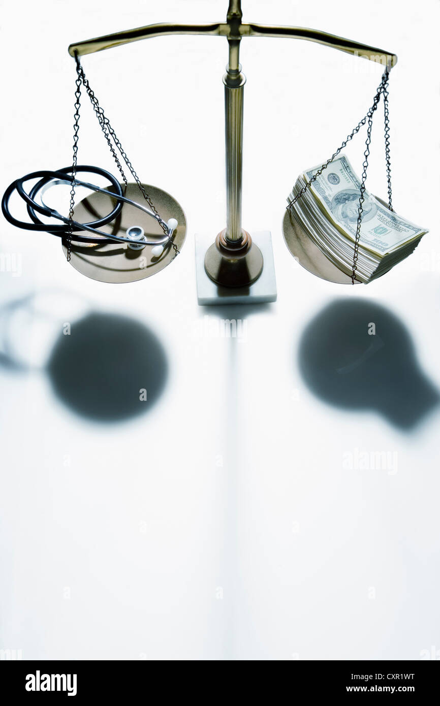 Pèse-personne avec stéthoscope et billets Banque D'Images