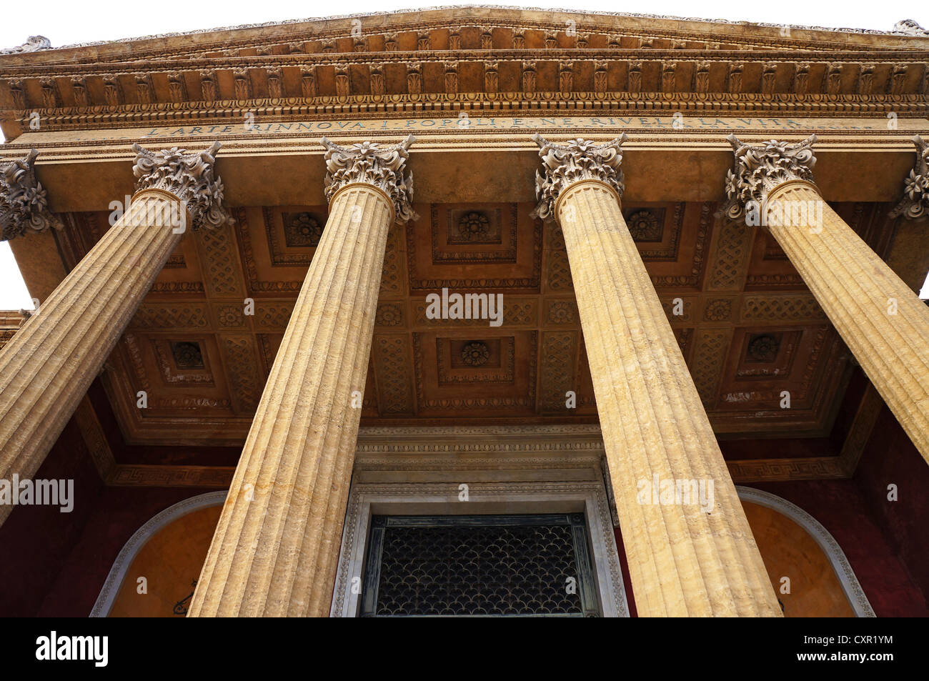 La façade principale du théâtre Massimo de Palerme en Sicile Banque D'Images