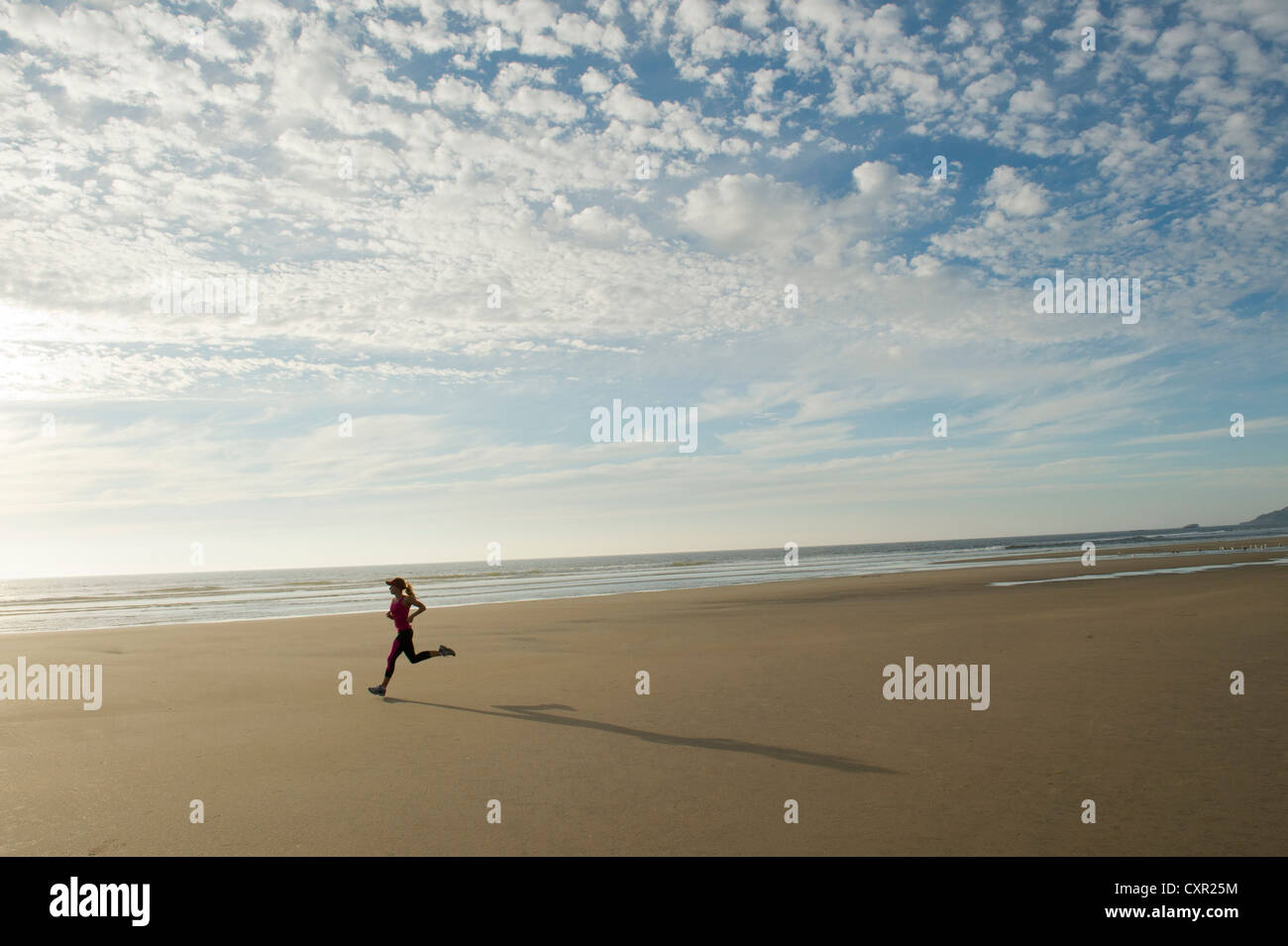 Young woman running on beach Banque D'Images