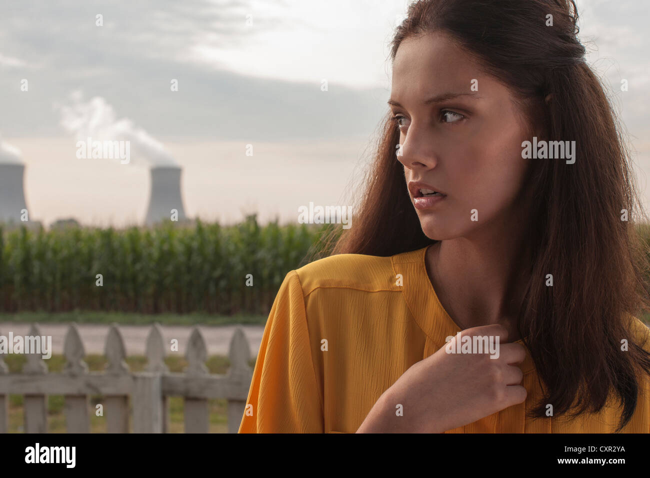 Pensive woman nucléaire avec en arrière-plan Banque D'Images