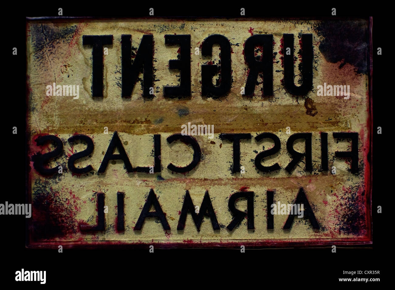 Côté inférieur d'un ancien cachet, disant URGENT FIRST CLASS AIRMAIL Banque D'Images