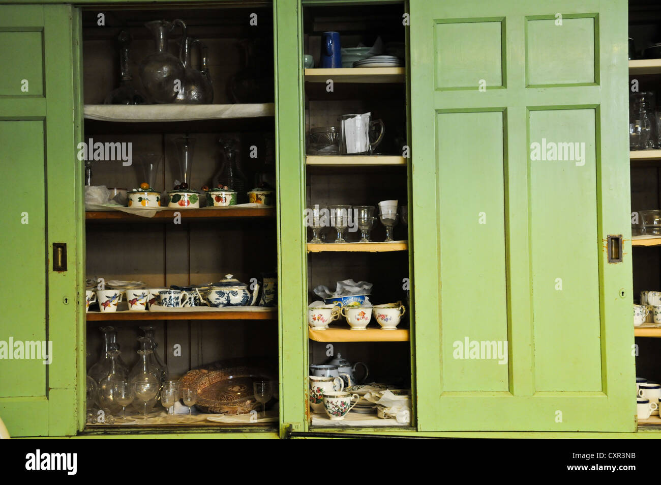 À l'ancienne grand vert anglais vintage coulissantes Armoires de cuisine de  style Victorien avec des étagères remplies de la chine antique et verre  Photo Stock - Alamy