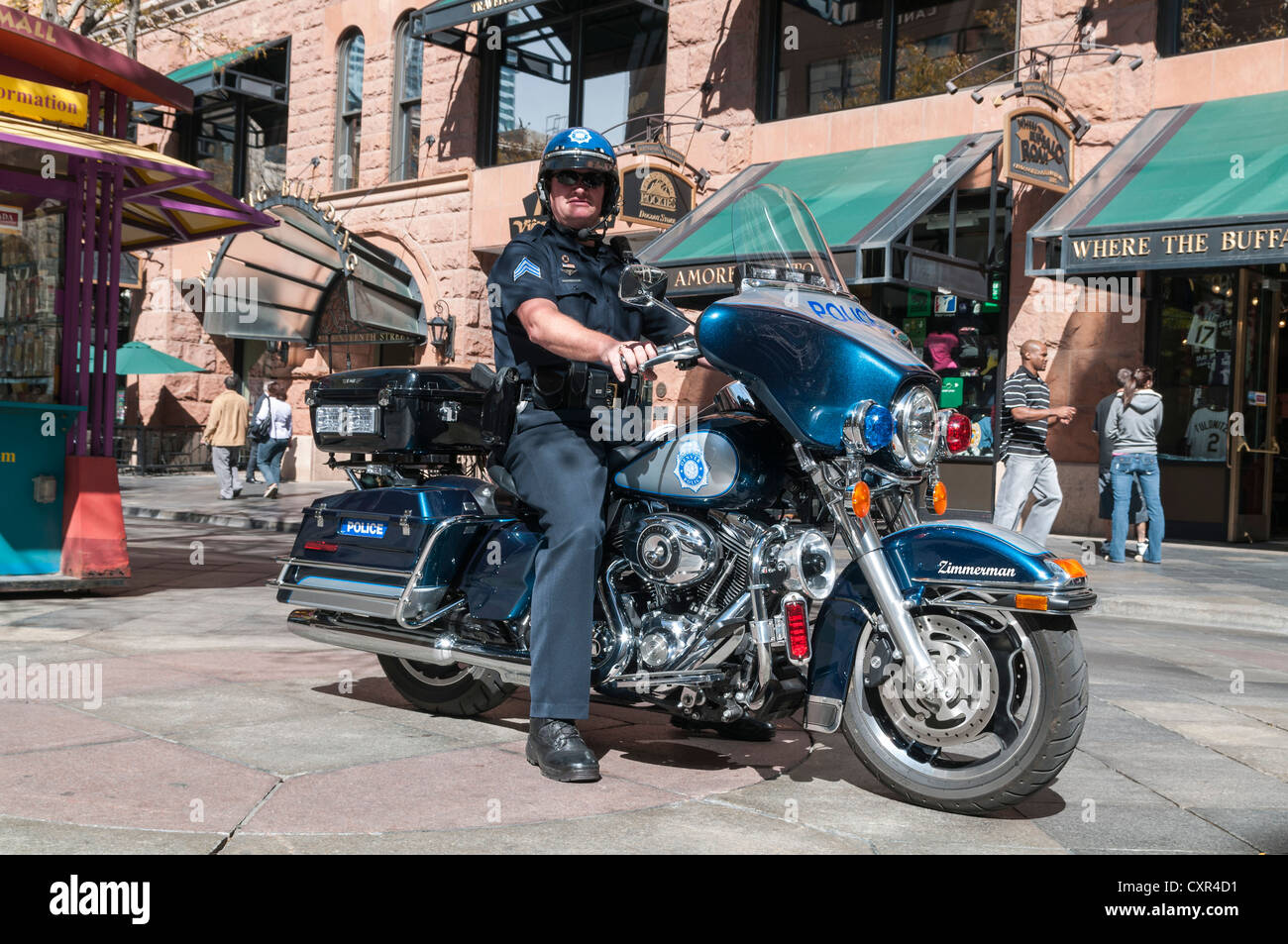 Policier sur une moto, 16th Street, Denver, Colorado, USA Photo Stock -  Alamy