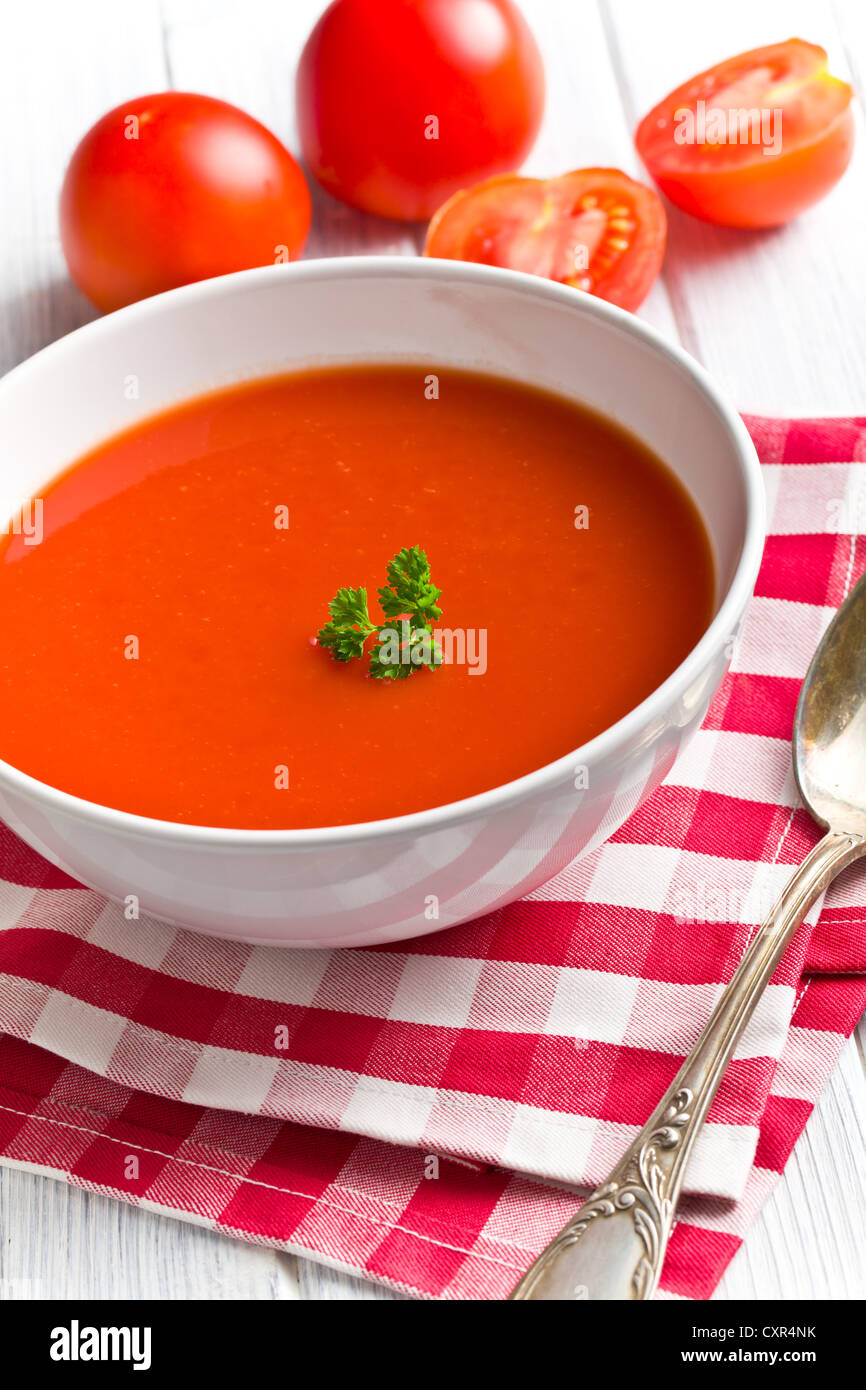 Soupe de tomate sur table de cuisine Banque D'Images