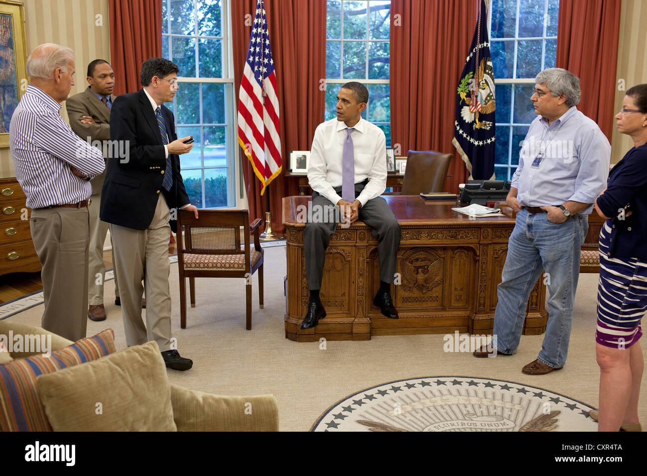 Le président américain Barack Obama parle avec les conseillers senior le 31 juillet 2011 dans le bureau ovale pour discuter des efforts dans la limite d'endettement et de la réduction du déficit. Sur la photo, de gauche, sont : le Vice-président Joe Biden, Rob Nabors, Adjoint du Président pour les affaires législatives ; Directeur de l'OMB Jack Lew, Pete Rouse, Conseiller du Président ; et conseiller Valerie Jarrett. Banque D'Images