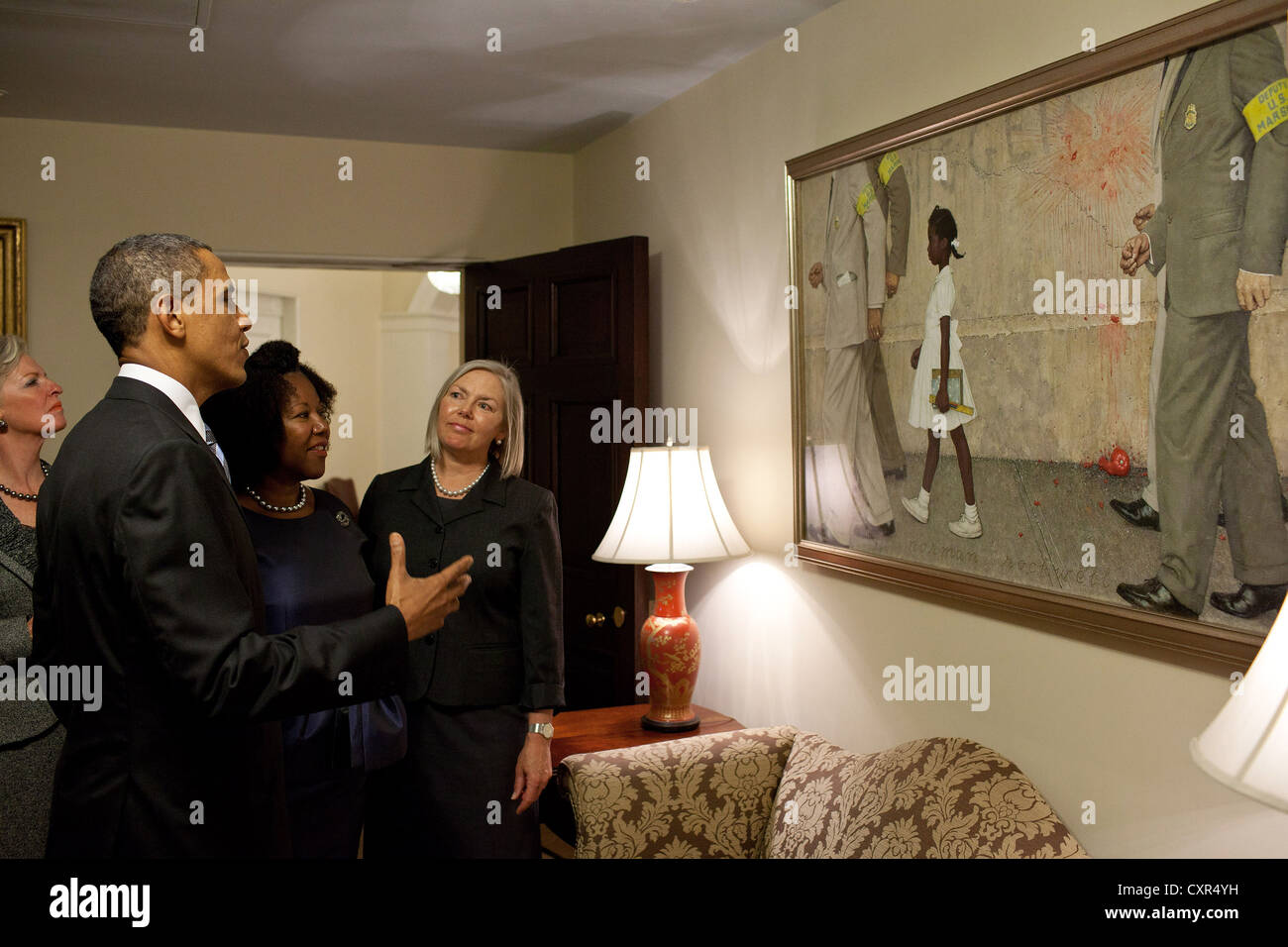 Le président américain Barack Obama, Ruby Bridges, et des représentants de la Norman Rockwell Museum voir l'RockwellÕs "Le problème que nous vivons tous avec, accroché dans un des couloir près de l'Aile Ouest le Bureau Ovale le 15 juillet 2011. Ruby Bridges est la fille de la peinture. Banque D'Images
