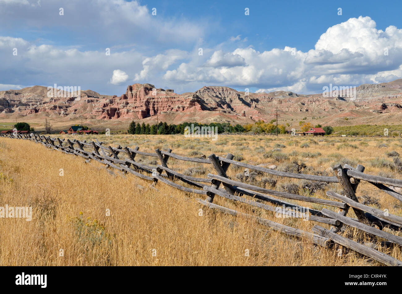 Les terres agricoles et des prairies, les falaises de grès du vent, près de Dubois à l'arrière, la route fédérale 26, Wyoming, USA Banque D'Images