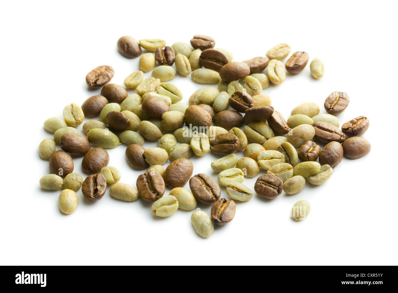Les grains de café torréfiés et vert sur fond blanc Banque D'Images