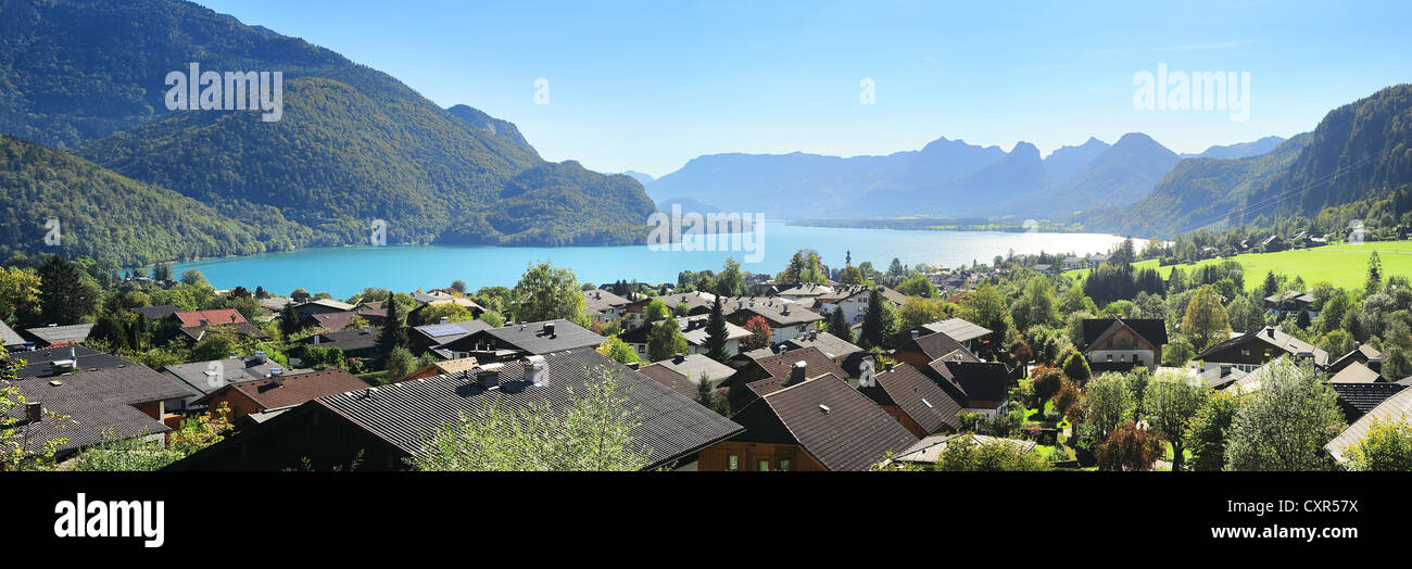 Village près du lac, dans les montagnes des Alpes. L'Autriche Banque D'Images