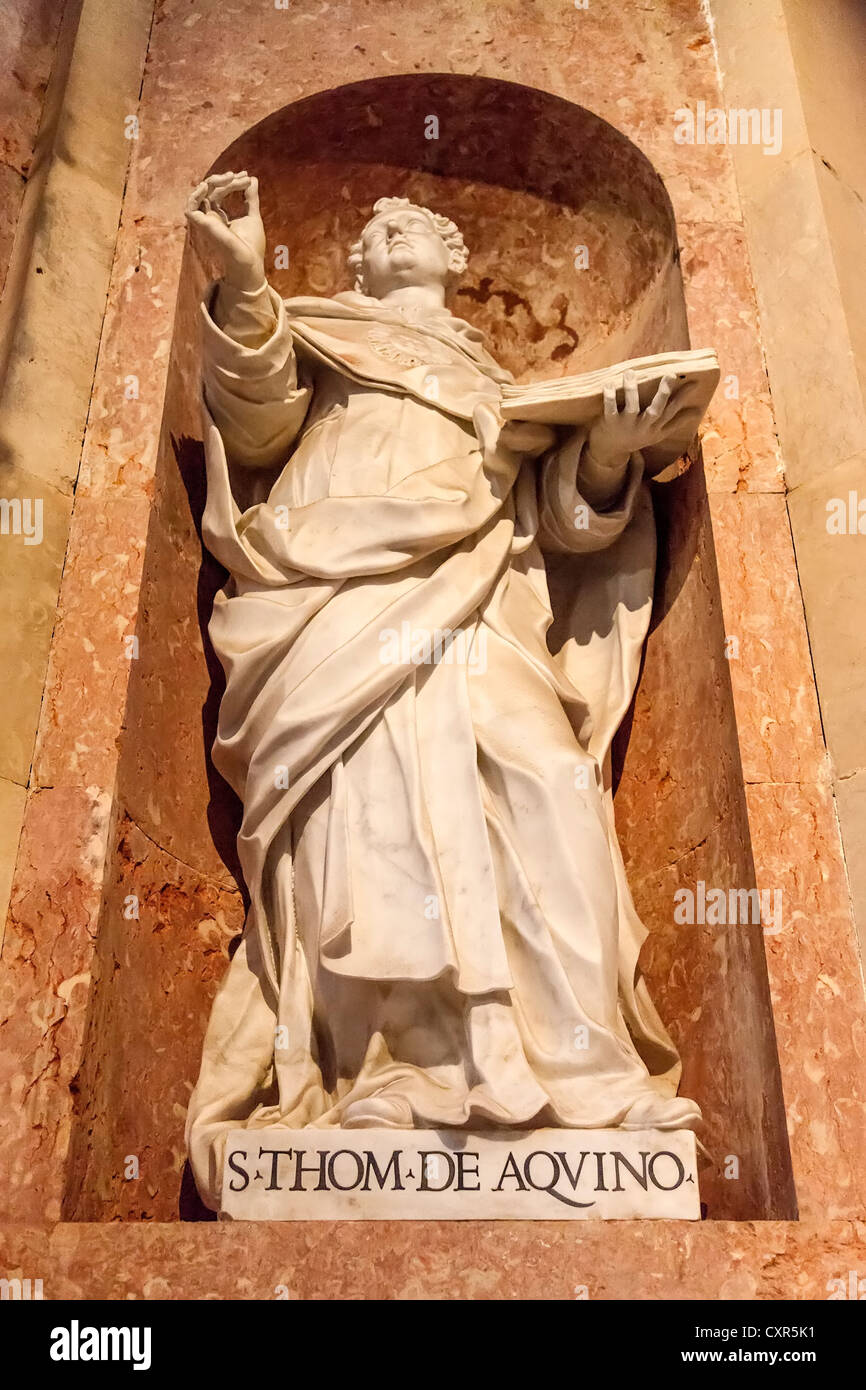 Saint Thomas d'Aquin. Statue baroque italien dans la Basilique de la Palais National de Mafra, Portugal. Banque D'Images