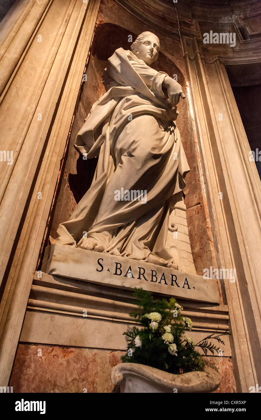 St Barbara statue dans une niche. Statue baroque italien dans la Basilique de la Palais National de Mafra, Portugal. Banque D'Images