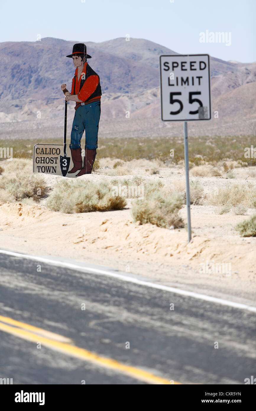 Homme avec une pelle comme un poteau indicateur à l'Calico Ghost Town, Yermo, California, USA Banque D'Images