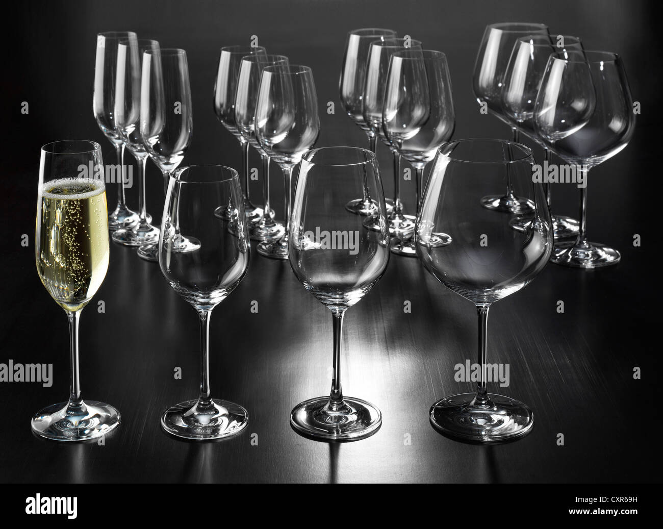 Plusieurs verres vides, un verre rempli de Champagne Photo Stock - Alamy