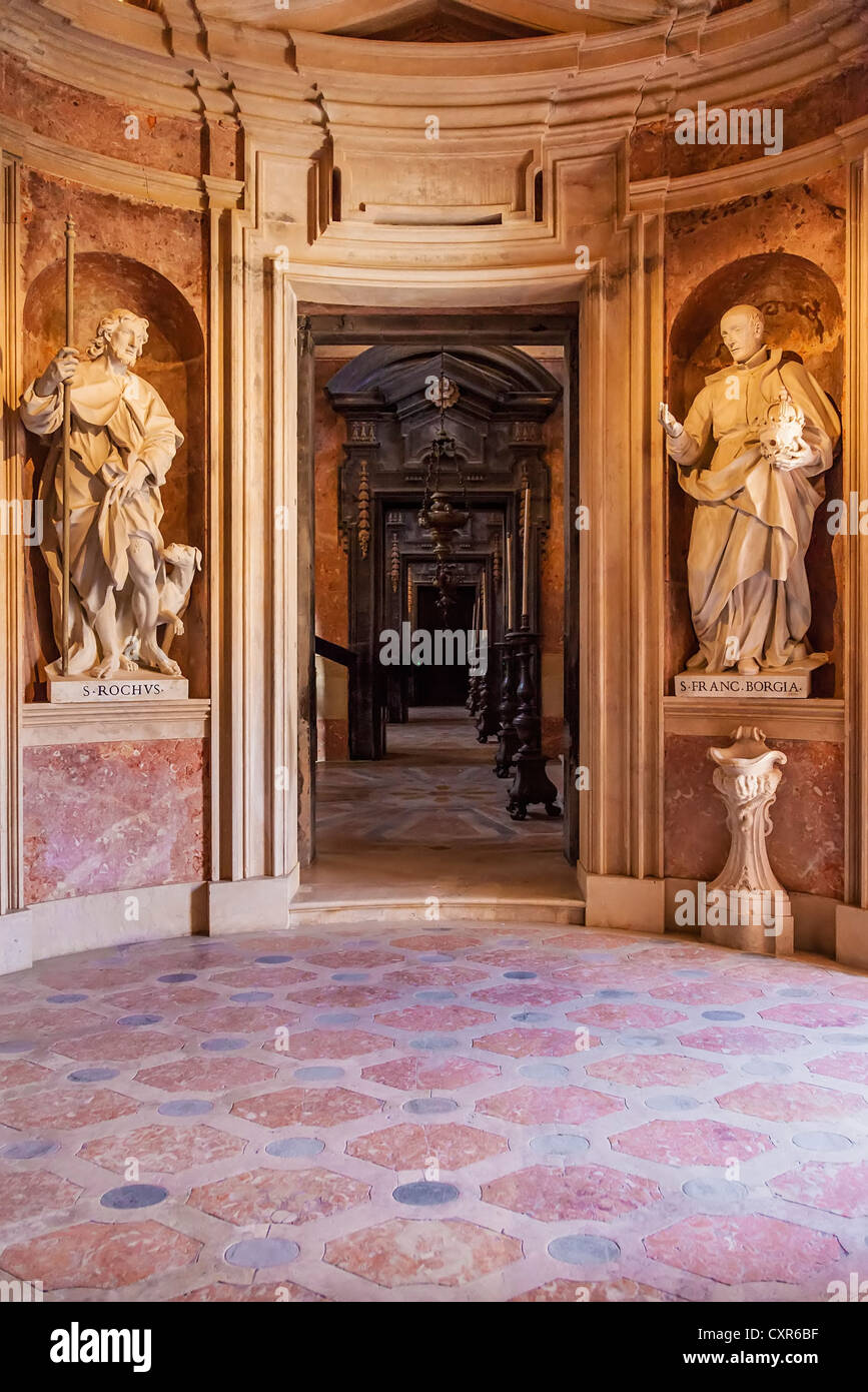 St Roch et saint François Borgia. Statues baroques italiennes dans la Basilique de la Palais National de Mafra, Portugal. Banque D'Images