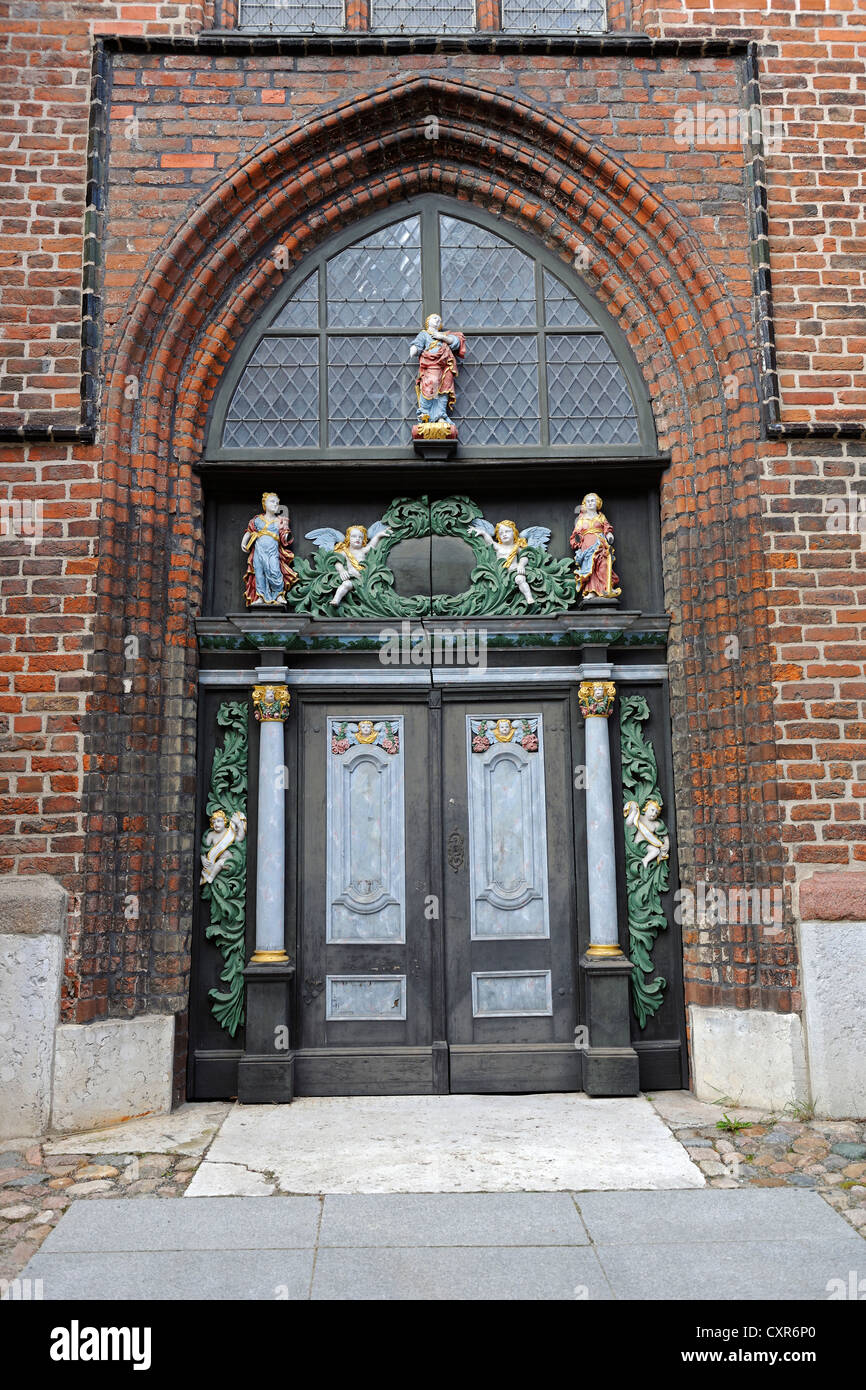 Porte latérale de l'église de St James, dans le centre historique de la ville de Stralsund, Site du patrimoine mondial de l'UNESCO Banque D'Images