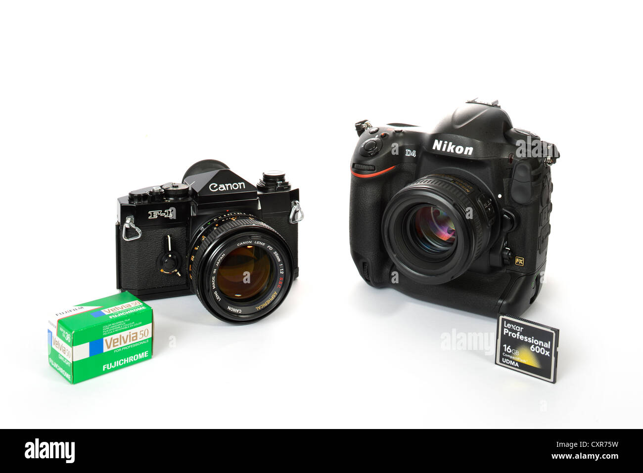 40 ans de caméras professionnelles REFLEX professionnel, canon F-1, 1972, à côté d'appareil photo numérique Nikon D4, 2012, Fuji film dia et Banque D'Images