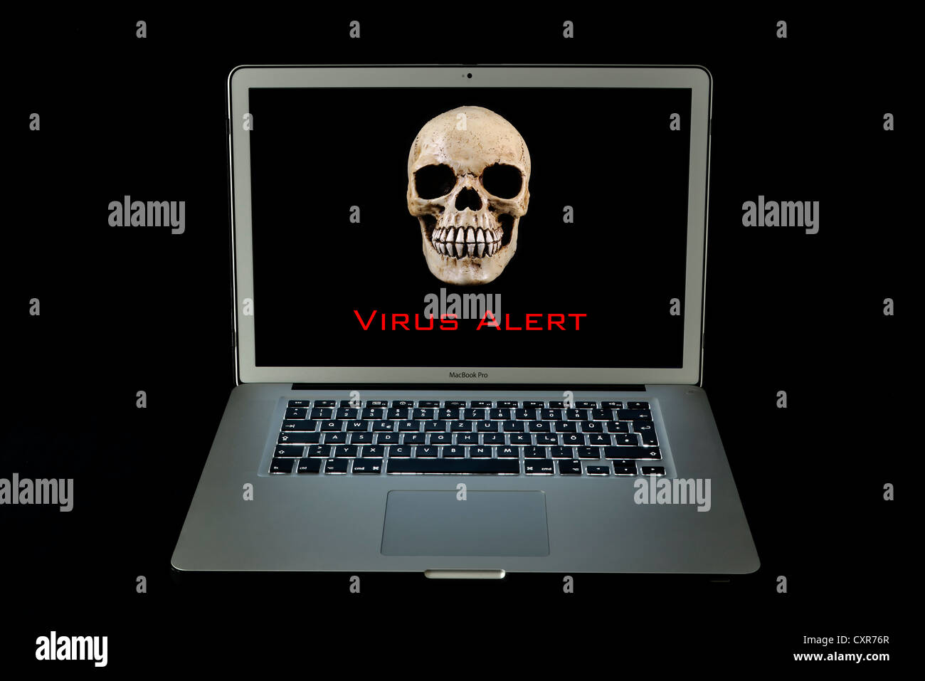 Crâne, ordinateur portable MacBook Pro Apple, 'alerte', alerte de virus Banque D'Images