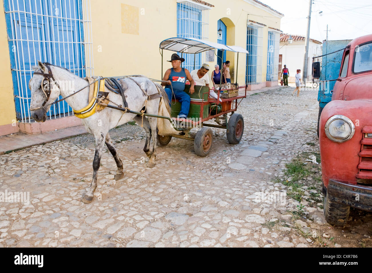 Un cheval panier et un vieux camion rouge dans le quartier historique, Trinidad, Cuba, Amérique Centrale Banque D'Images