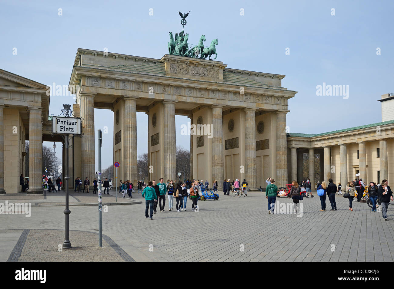 Les touristes et les artistes de rue sur la Pariser Platz, Porte de Brandebourg, Berlin, Germany, Europe Banque D'Images