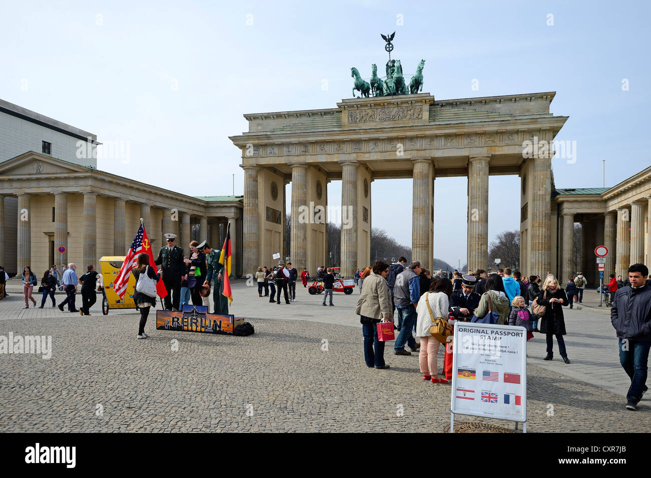 Les touristes et les artistes de rue sur la Pariser Platz, Porte de Brandebourg, Berlin, Germany, Europe Banque D'Images