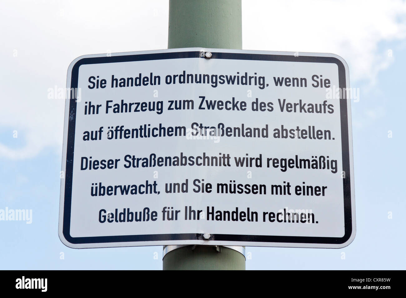 L'allemand signe sur un lampadaire au bord de la route, 'vous agissez de façon désordonnée si vous garez votre véhicule à des fins de vente Banque D'Images