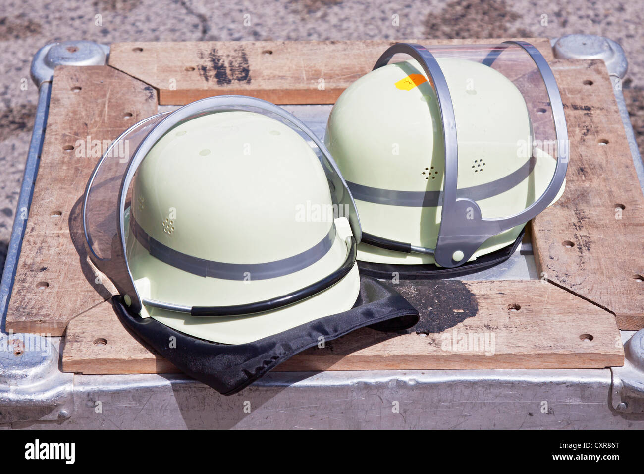 Les casques des pompiers, crate Banque D'Images