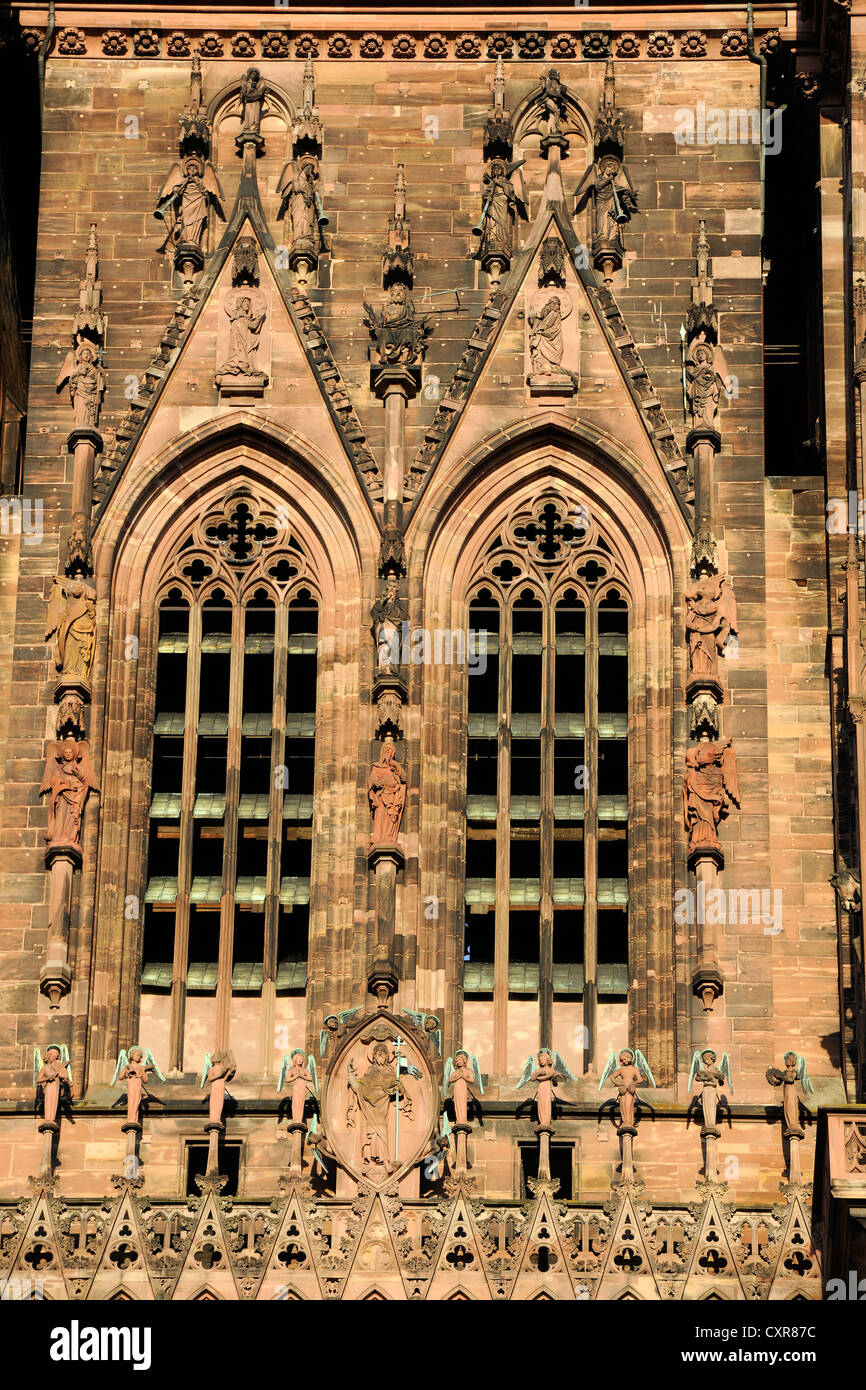 Chaîne de harpe Gothique, remplages jambage de statues dans le portail principal de la façade ouest, la cathédrale de Strasbourg ou la Cathédrale de Banque D'Images