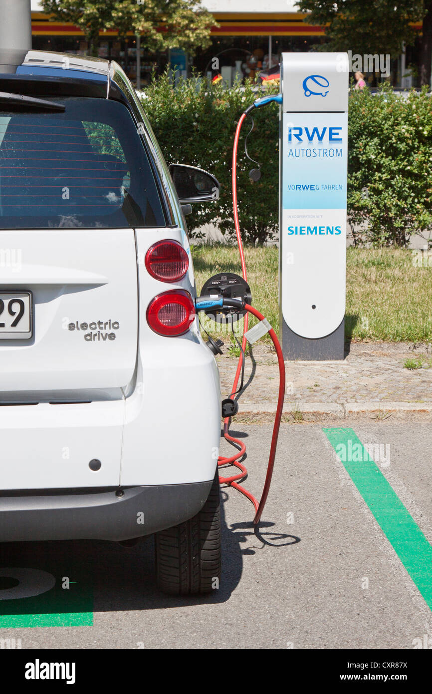 Voiture électrique, Siemens, station essence, station de recharge, RWE, parking Banque D'Images