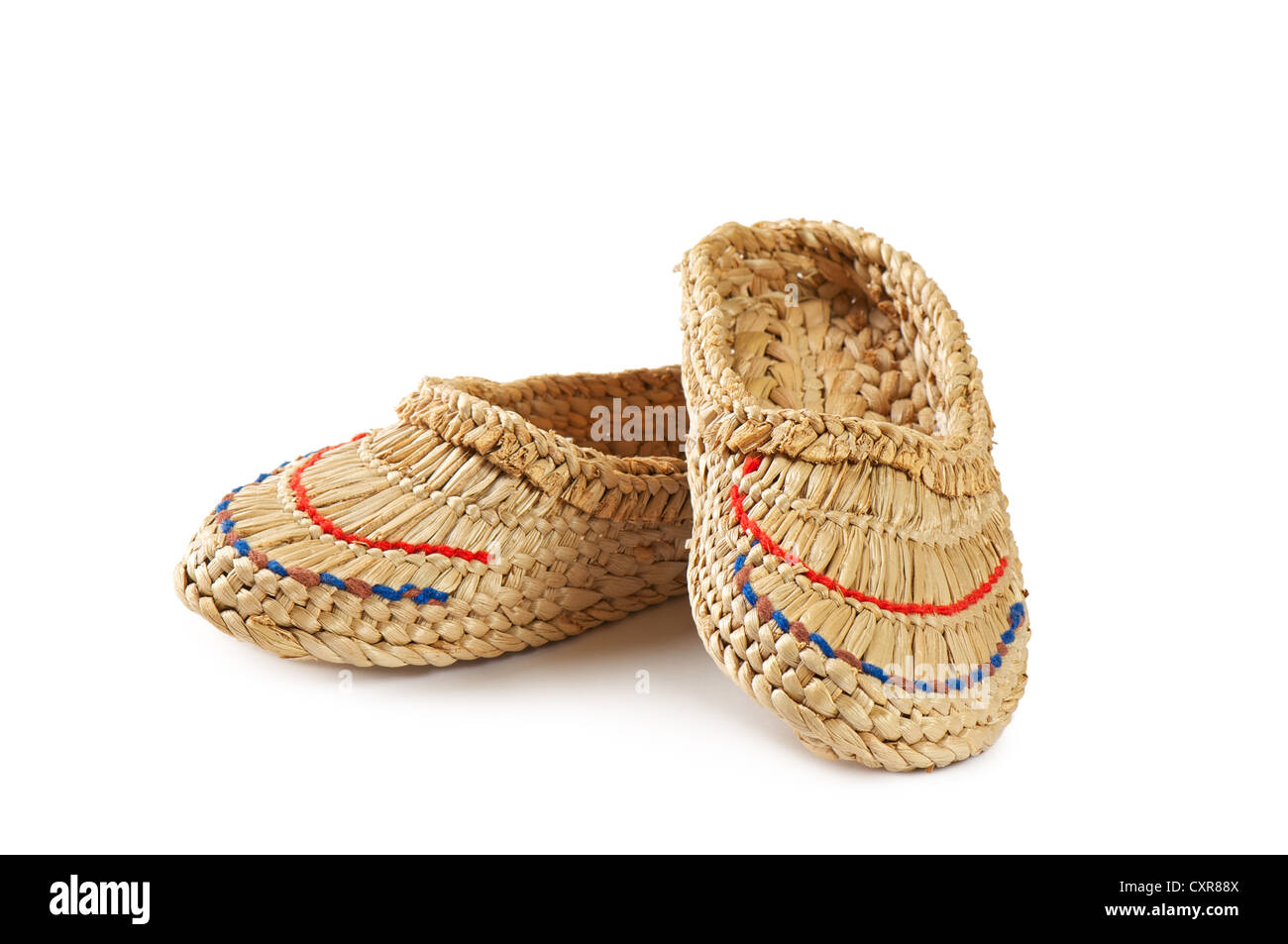 Sandales tissés ukrainien isolé sur fond blanc Banque D'Images