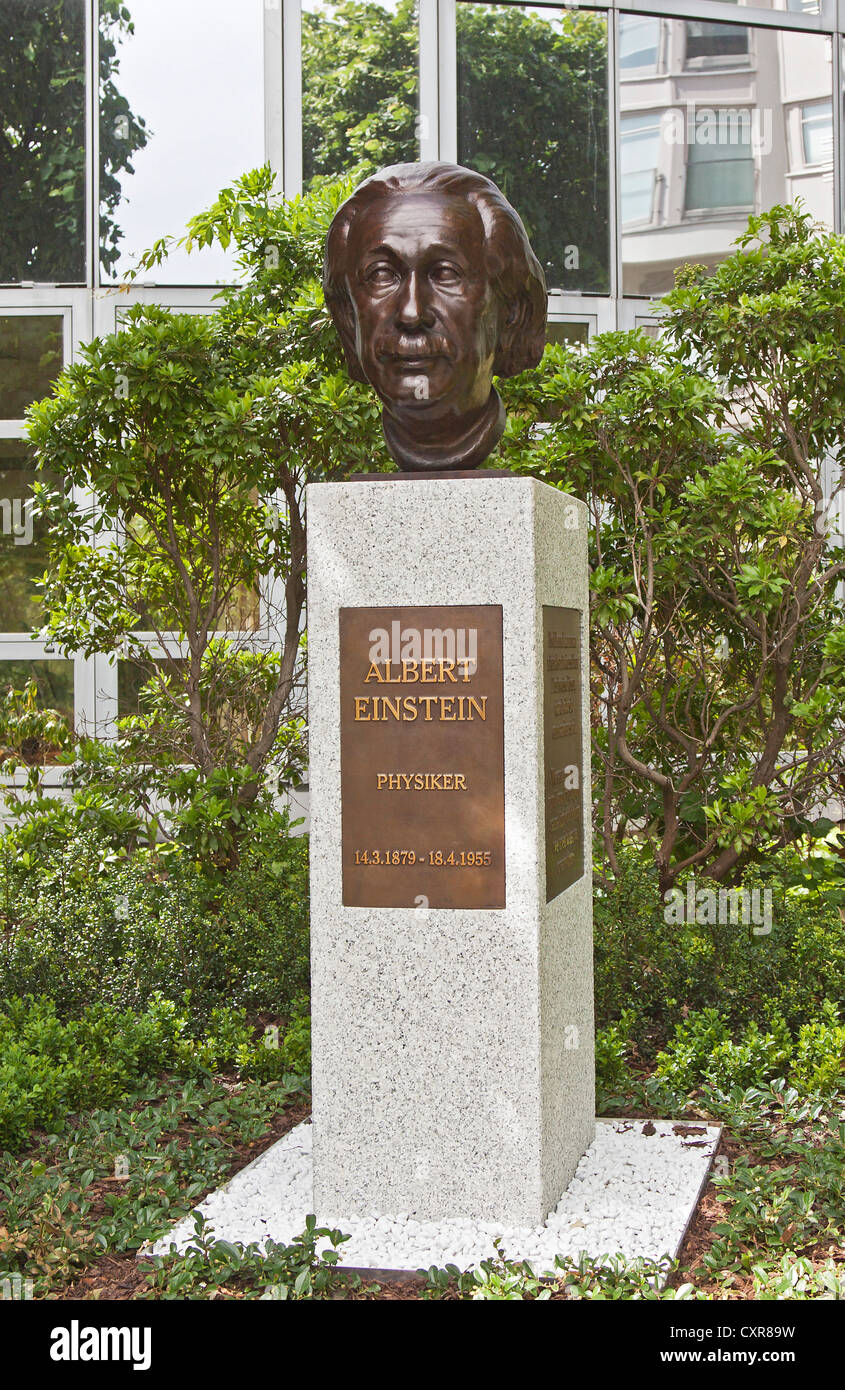 Buste d'Albert Einstein à 'Strasse der Erinnerung', route du souvenir, Berlin, Germany, Europe Banque D'Images