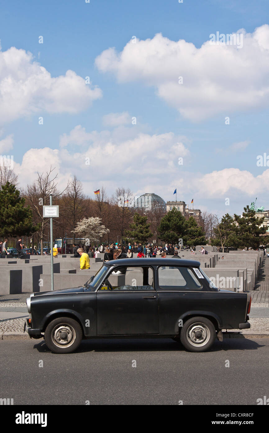 Vieille voiture Trabant noire, garée devant le mémorial de l'Holocauste, le Mémorial aux Juifs assassinés d'Europe, Berlin Banque D'Images