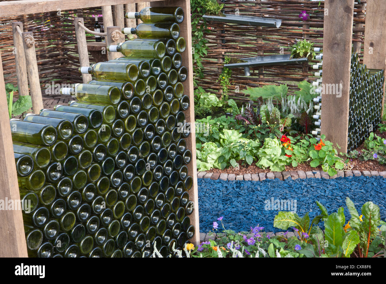 Jardin fabriqué avec tous les matériaux recyclés réaffectés recyclage upcyclage - bouteilles de vin et vieux guettering Royaume-Uni Banque D'Images