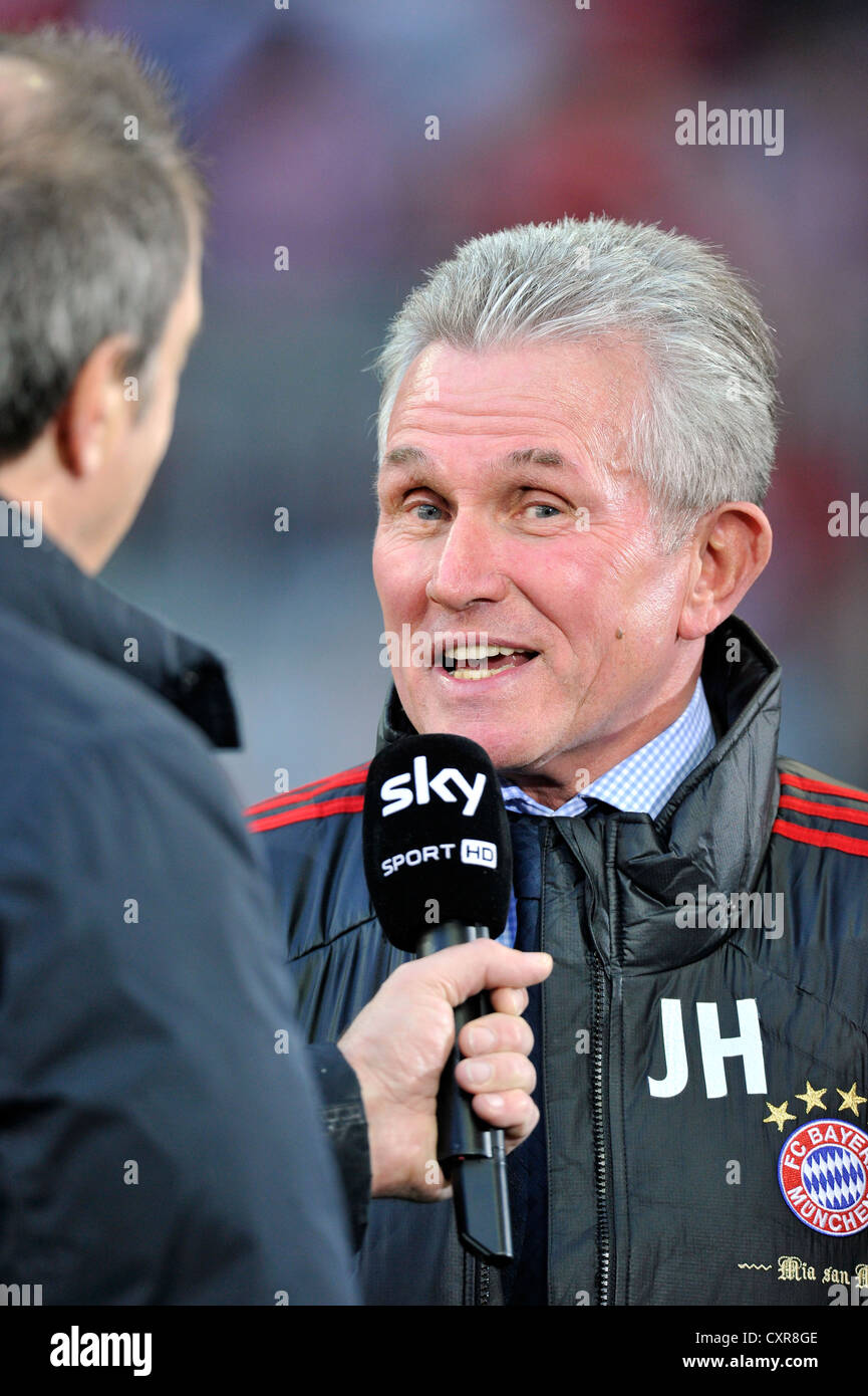 Jupp Heynckes, l'entraîneur, le club de soccer FC Bayern Munich, donnant une interview, Allianz Arena, Munich, Bavaria, Germany, Europe Banque D'Images