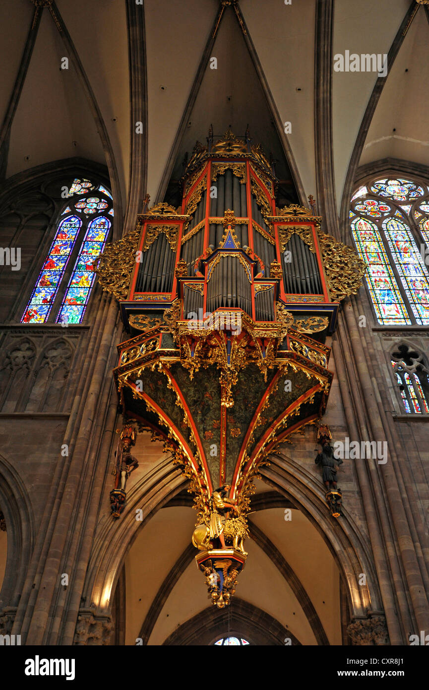Orgue dans la nef avec son boîtier gothique conservé, nef, vue de l'intérieur de la cathédrale de Strasbourg, la cathédrale de Notre Dame de Banque D'Images