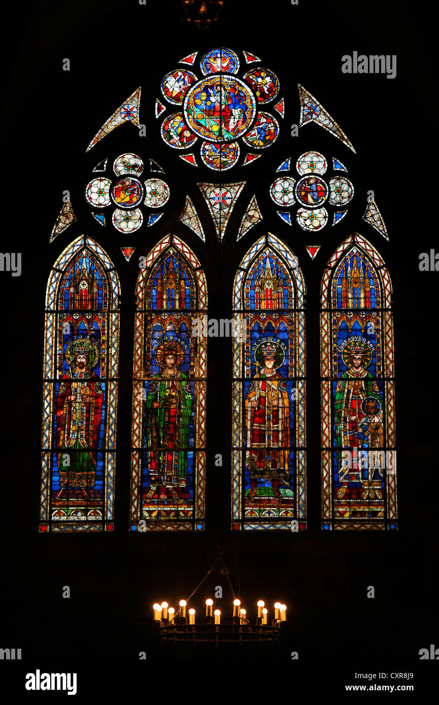 Vitraux, fenêtre de l'église, dans le nord de la nef, vue de l'intérieur de la cathédrale de Strasbourg, La Cathédrale Notre-Dame de Strasbourg Banque D'Images