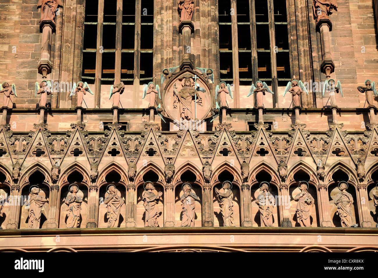 Jambage gothique de statues de l'entrée principale de la façade ouest, la cathédrale de Strasbourg, La Cathédrale Notre-Dame de Strasbourg Banque D'Images