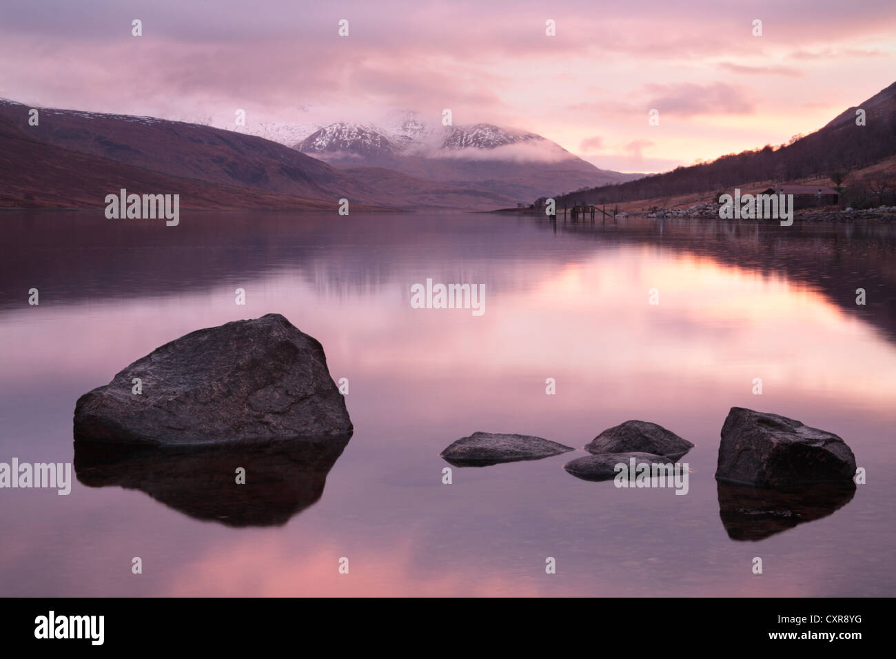 Belle Lumière d'un coucher de soleil d'hiver s'allume le Loch Etive dans les Highlands d'Ecosse Banque D'Images